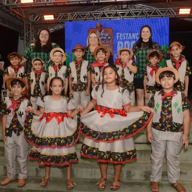 Turma da Educação Infantil no palco da Festança na Roça