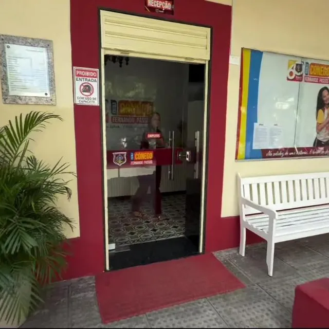 Recepção da escola, com o alpendre e os bancos brancos